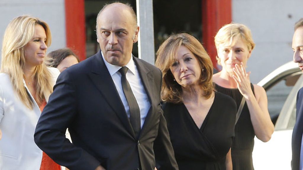 Ana Rosa, de riguroso luto, y su marido Juan Muñoz