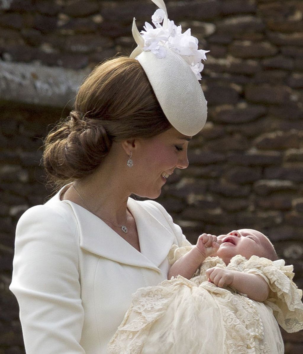 Kate eligió un bonito tocado para completar su look