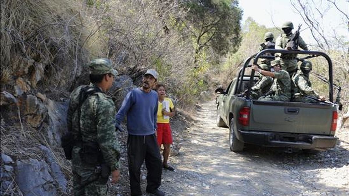 El Procurador de Justicia del norteño estado de Nuevo León, Alejandro Garza, informó hoy que hasta ahora han sido encontrados 38 cuerpos en las fosas clandestinas descubiertas por el Ejército en el municipio metropolitano de Juárez, ubicado al oriente de la ciudad. EFE
