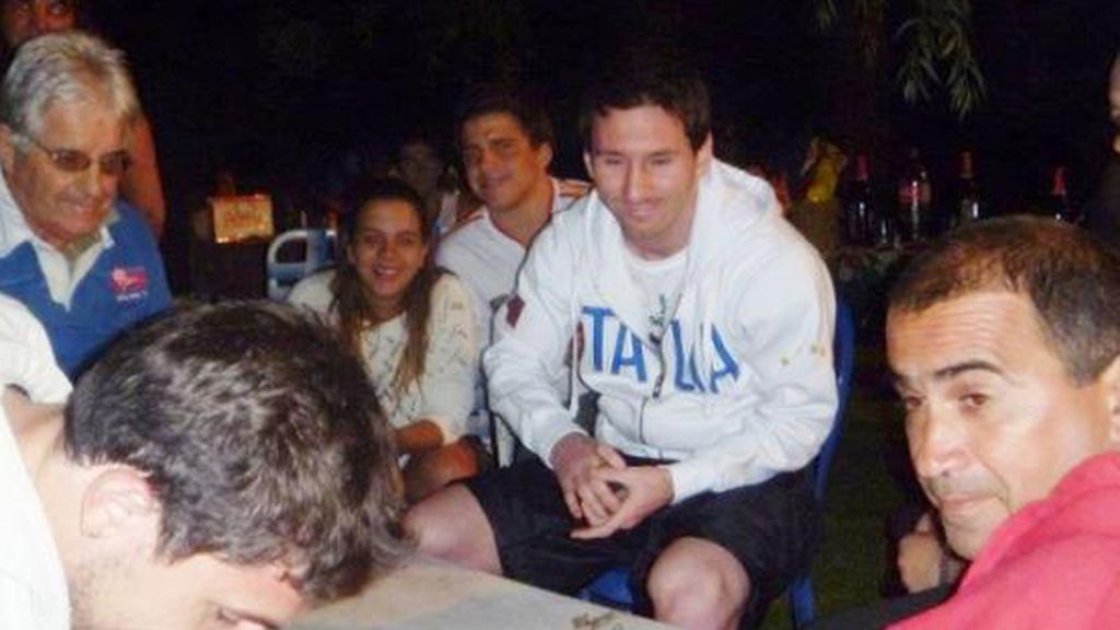 Messi ayuda a su sobrina Valentina a hacerse las uñas