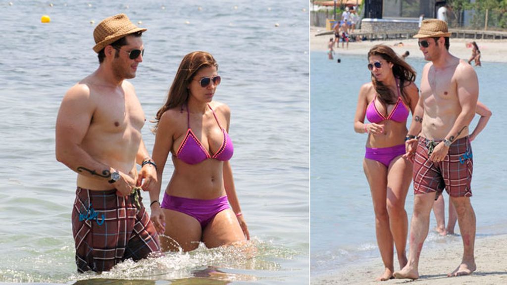 La pareja se dedicó arrumacos en el agua