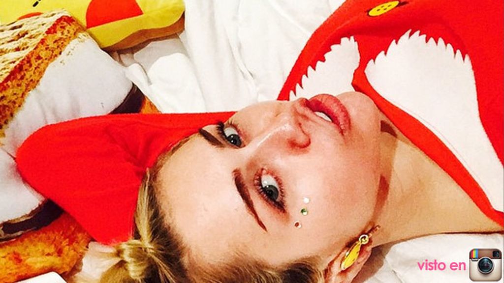 Miley Cyrus, también disfrazada de Mamá Noel y tumbada en la cama