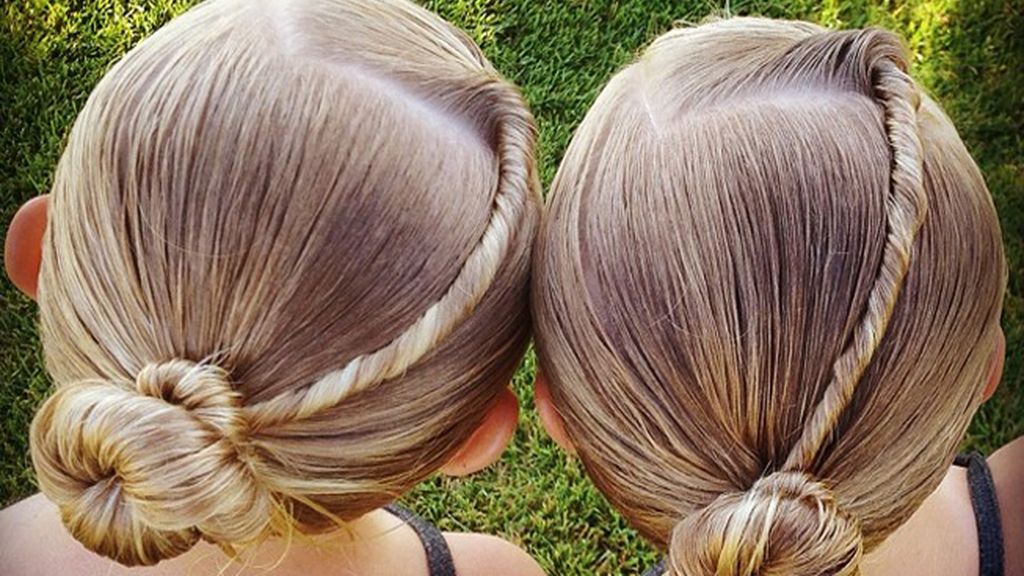 La madre de las pequeñas, Jill Hehat, se encarga de peinarlas