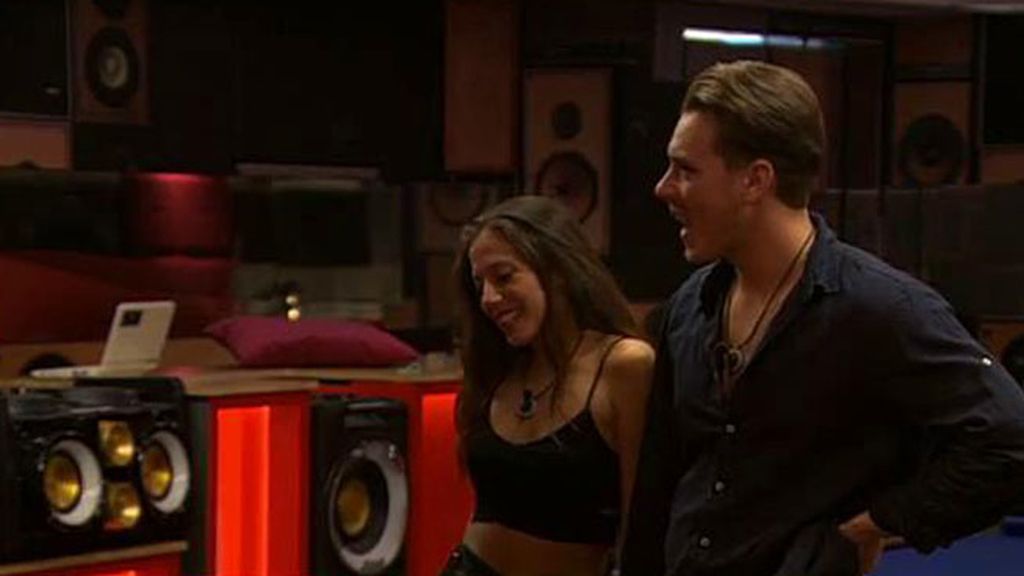 Tras conocerse su secreto, la pareja disfruta de su noche de bodas