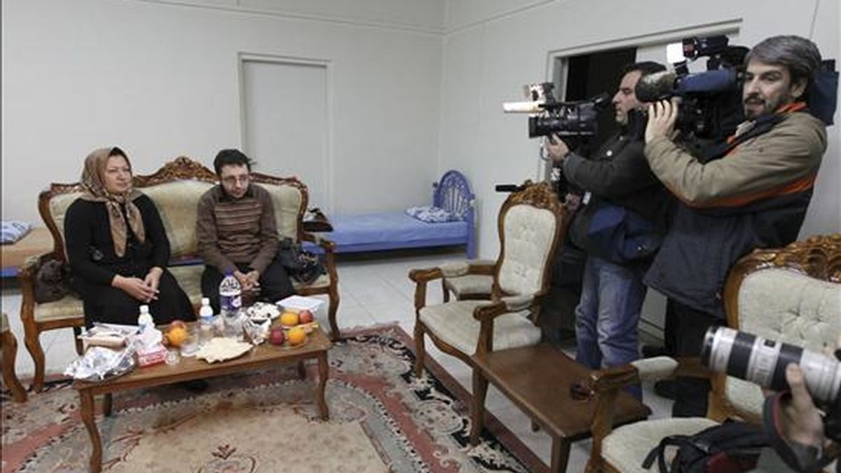 Shakine Mohammadi Ashtianí (i), la mujer iraní de 43 años acusada de adulterio y el asesinato de su marido, ofrece junto a su hijo, Sajjad Ghazerzadeh (2i) una entrevista a unos periodistas seleccionados de medios internacionales en un edificio del Gobierno en la ciudad de Tabriz, en el oeste de Irán, el 1 de enero de 2011. EFE