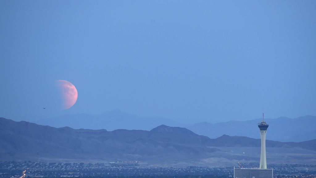 El eclipse parcial de la ‘superluna’ visto desde Las Vegas