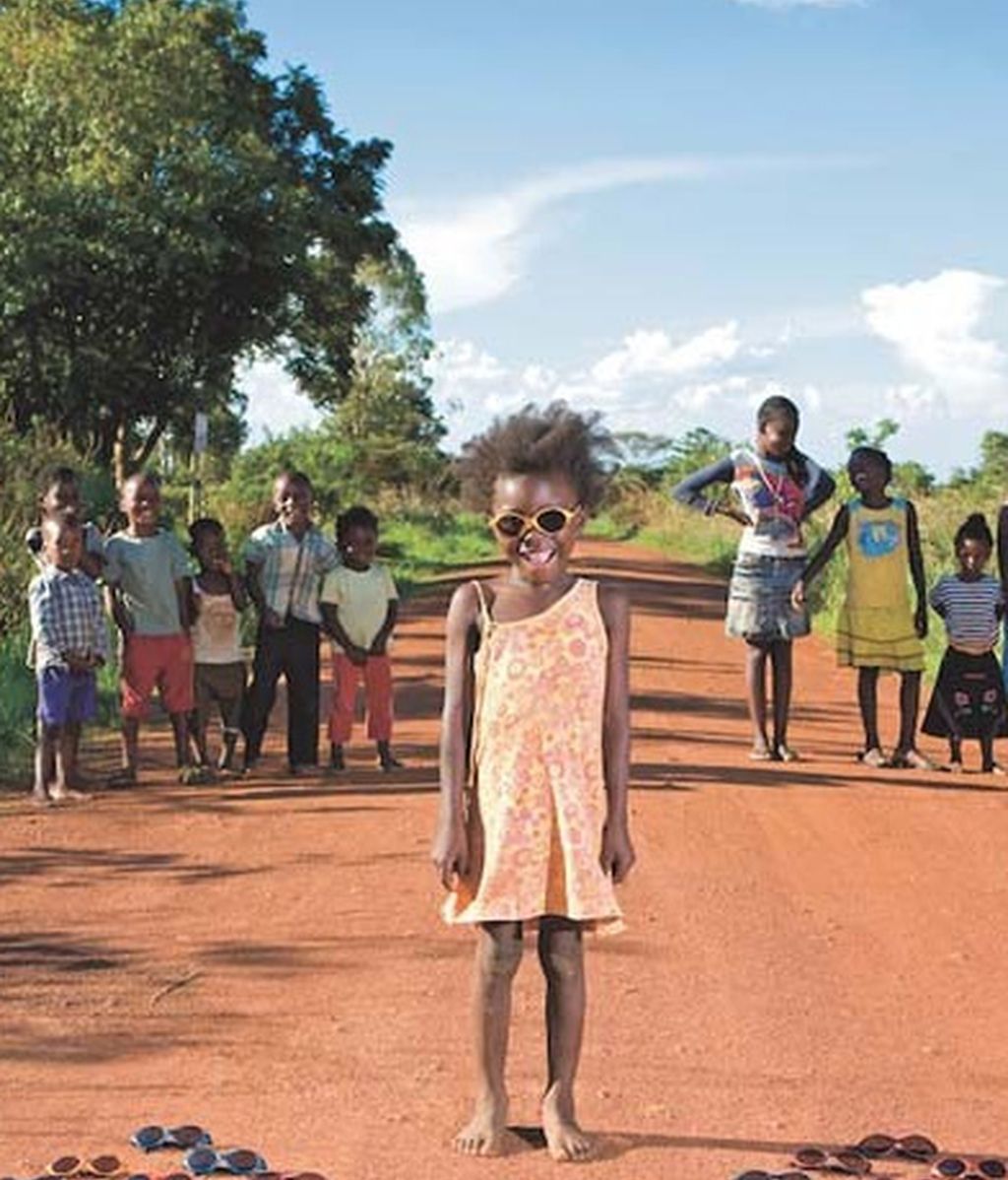 Niños de todo el mundo con sus juguetes