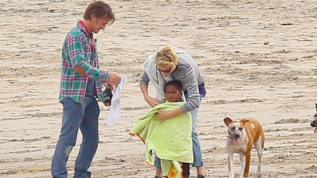 Besos y abrazos en la playa... la viva imagen de la felicidad
