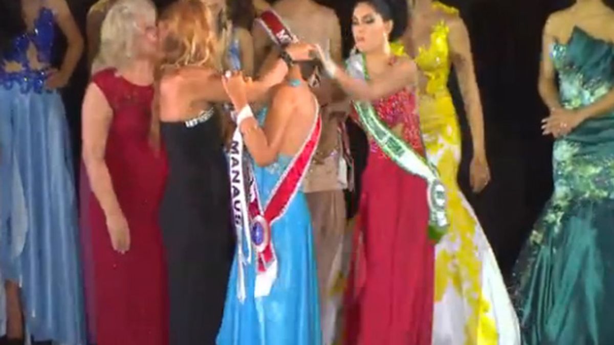 La finalista de Miss Amazonas 2015 arranca la corona a la ganadora al grito de ‘¡No te lo mereces!”