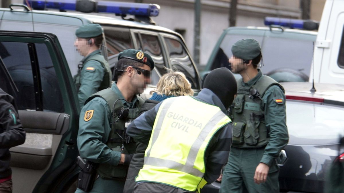Agentes de la Guardia Civil en el registro del despacho en Bilbao del senador de EH Bildu Iñaki Goioaga