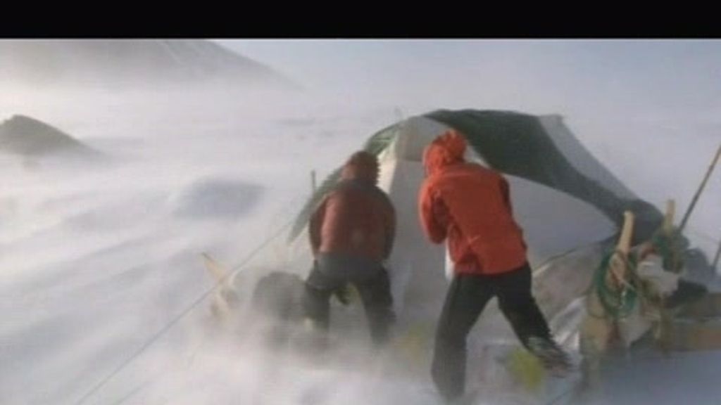 A la expedición le toca sufrir vientos de 150 km/h en plena montaña
