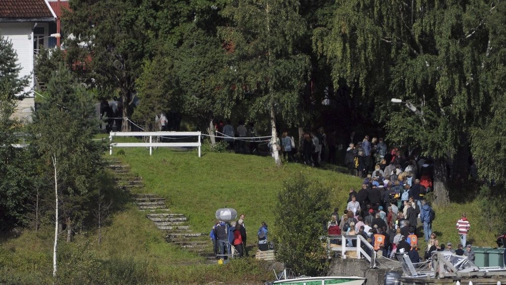Ayer los familiares visitaron la isla, hoy los hacen los supervivientes FOTO: EFE