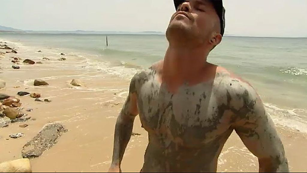 Manu aprovecha el barro para acercarse al soltero