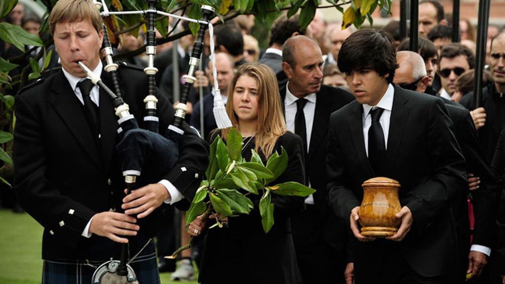 Dolor y grandes recuerdos en el funeral de Seve