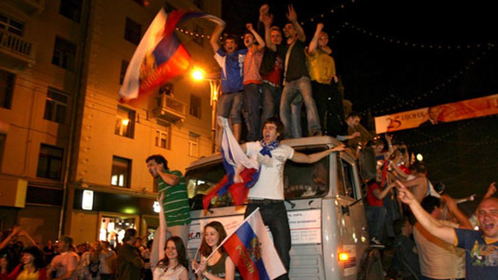 Un grupo de moscovitas celebran la victoria de la selección nacional de fútbol rusa sobre Holanda