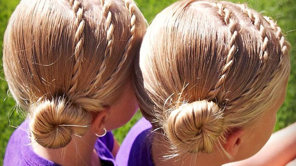 La madre de las pequeñas, Jill Hehat, se encarga de peinarlas