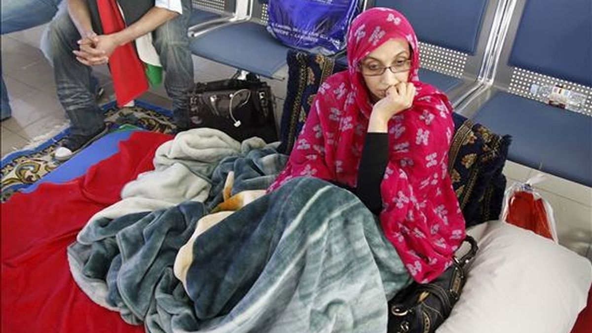 La activista saharaui Aminatu Haidar, conocida como la "Ghandi saharaui", se encuentra en buen estado de salud tras iniciar anoche una huelga de hambre y dormir a la intemperie, a las afueras del aeropuerto de Lanzarote, para conseguir regresar a El Aaiún, de donde fue expulsada por las autoridades marroquíes el pasado sábado. EFE