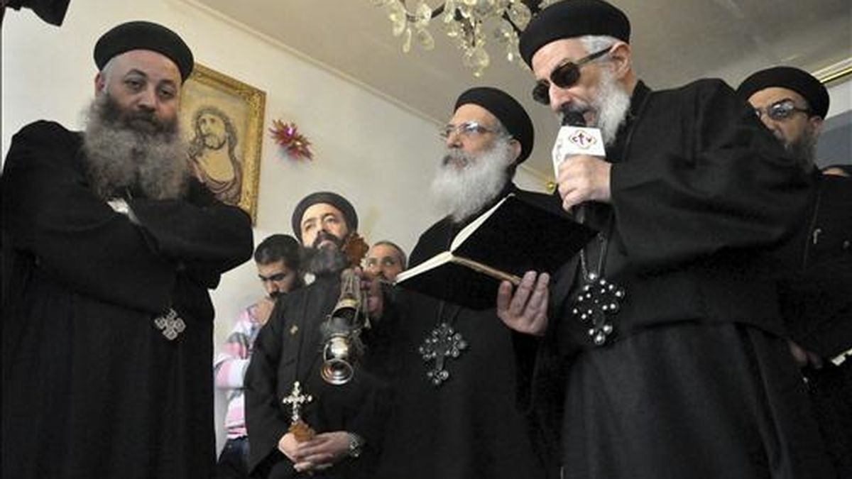Los sacerdotes coptos cristianos visitan los familiares de una de las víctimas de la explosión de la iglesia copta hace tres días, en el norte de la ciudad de Alejandría, Egipto. EFE