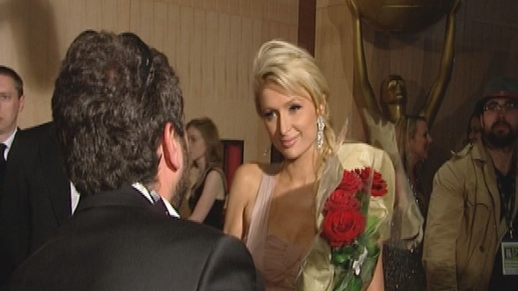 Paris Hilton recibiendo a Miguel Martínez
