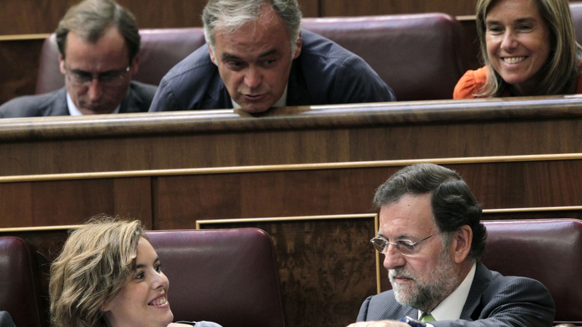 Esteban González Pons, Soraya Sáenz de Santamaría y Mariano Rajoy, en el Congreso