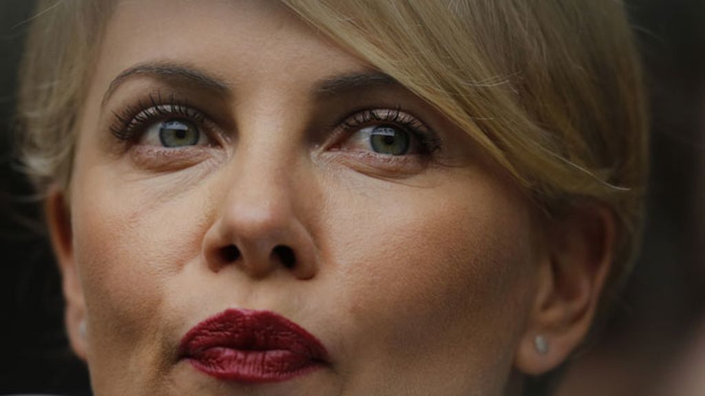 Bello primer plano de Charlize Theron