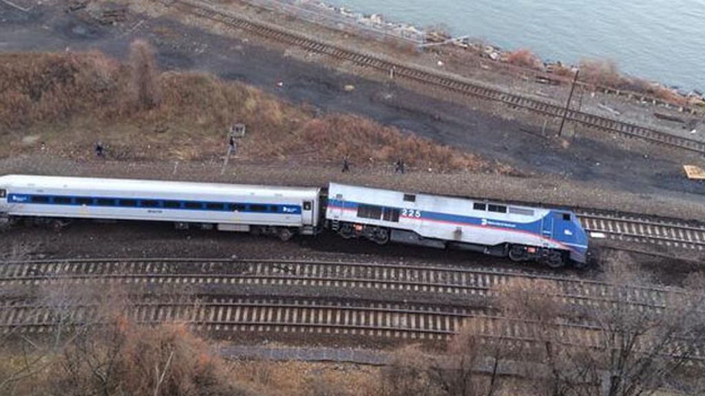 Descarrila un tren de pasajeros en Nueva York