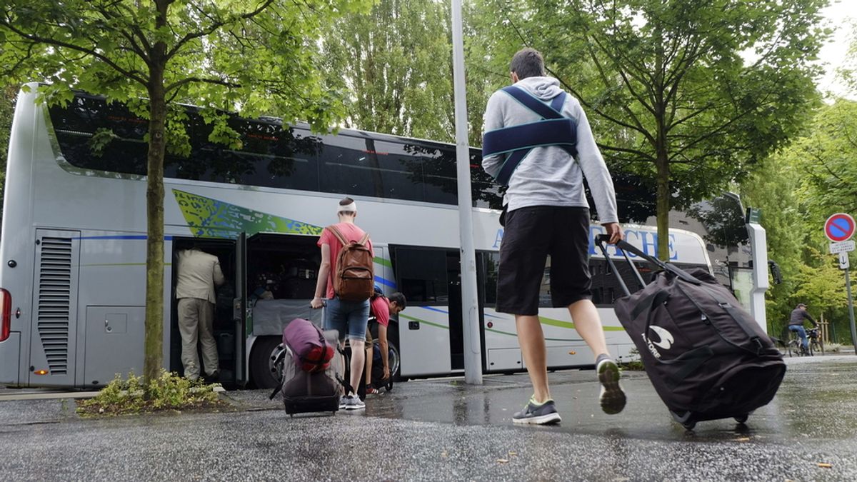 Los pasajeros del autobús accidentado en Francia vuelven a casa