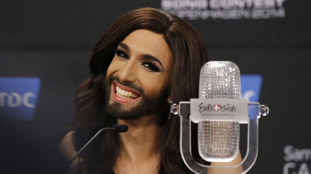 Conchita sonríe a las cámaras