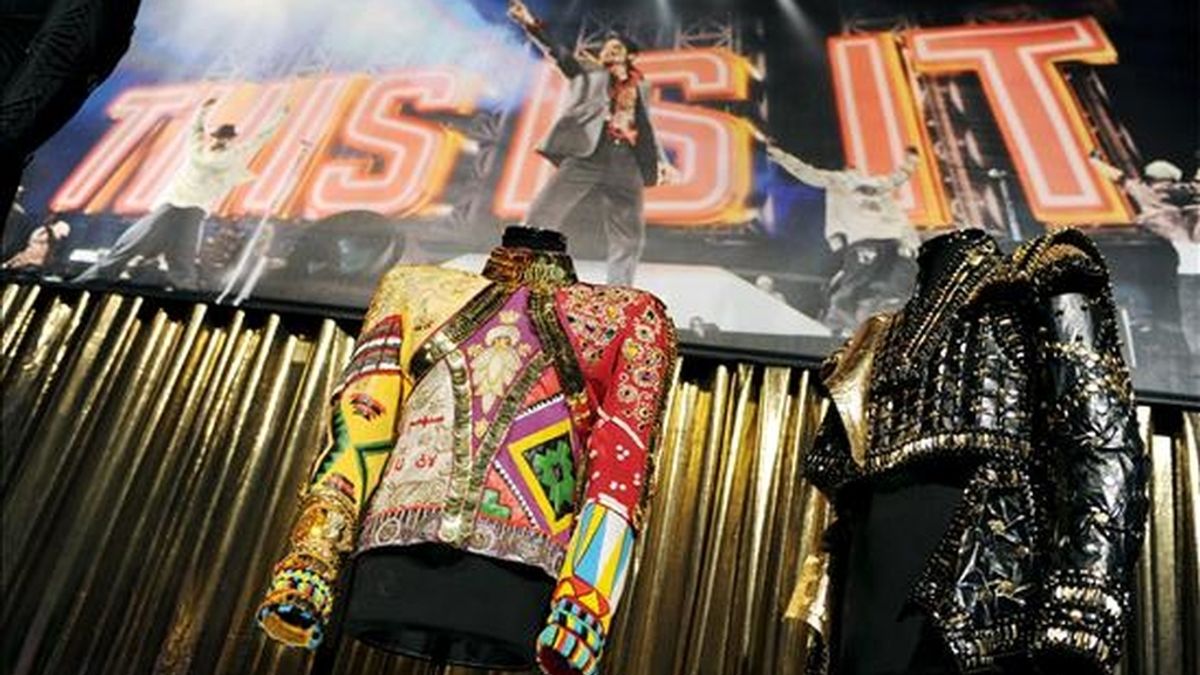 Dos trajes propiedad del icono del pop Michael Jackson se exponen en el O2 Arena en Londres, Reino Unido, dos días antes de la apertura oficial de una gran muestra sobre el artista en la capital británica. EFE La exposición de Michael Jackson abrirá el miércoles 28 de octubre. EFE