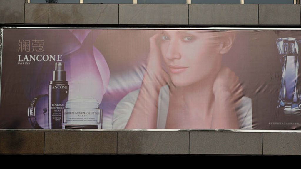 ‘Gucgi’, ‘Roeex’ o ‘Lancone’, marcas falsas en grandes anuncios en China