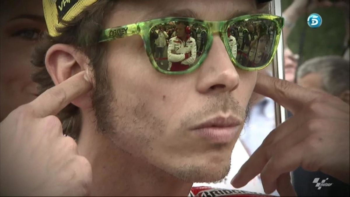 Valentino Rossi se tapa los oídos