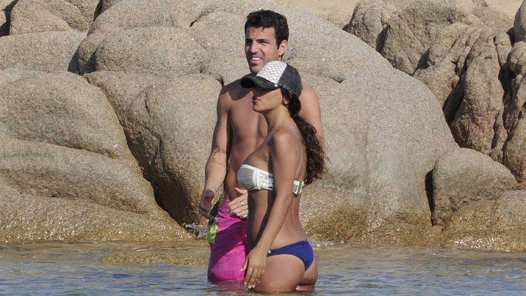 Cesc y Daniella, playa y compras en Cerdeña