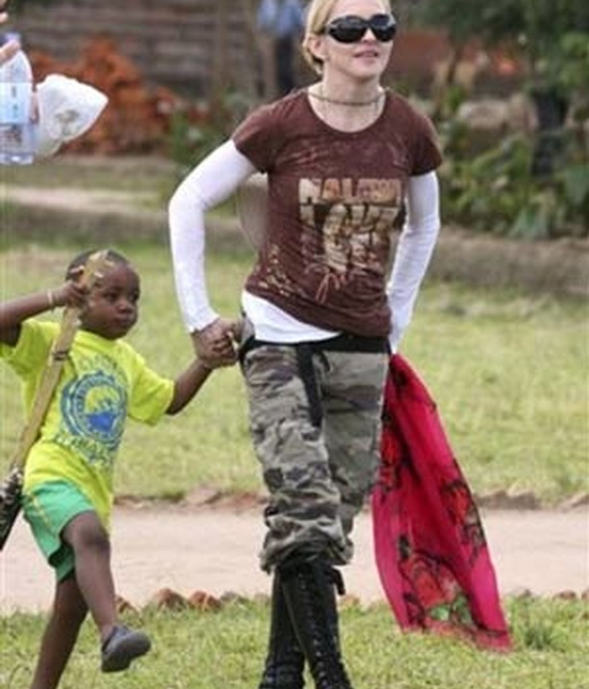 La 'Reina del Pop', en Malawi y junto a su primer hijo adoptivo mientras espera para adoptar una niña de cuatro años. Foto: AP