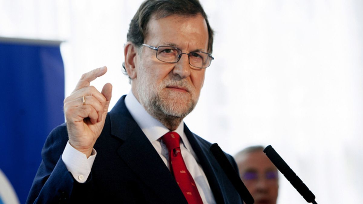 Rajoy advierte al PSOE de que le "están mojando la oreja" y avisa también a C's