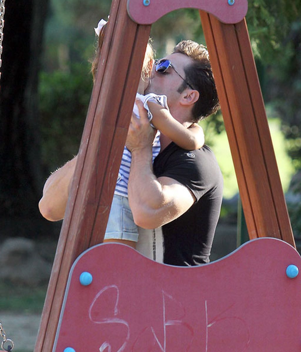 Papá Bustamante se divierte con su hija Daniella en los columpios