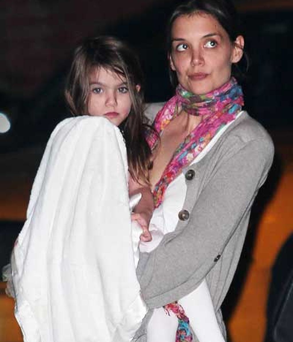 Katie Holmes envuelve a su hija en una manta