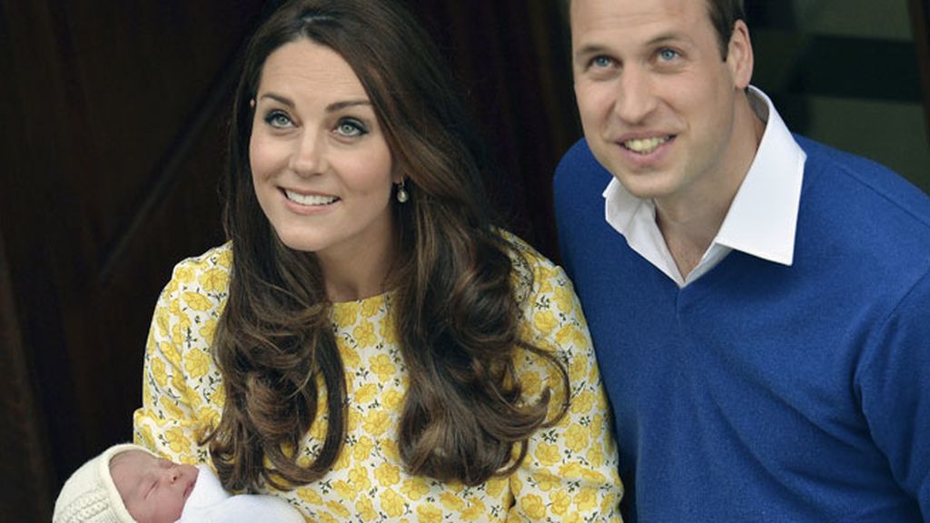 Alegre, natural y primaveral: la presentación de la princesita de Cambridge, al detalle