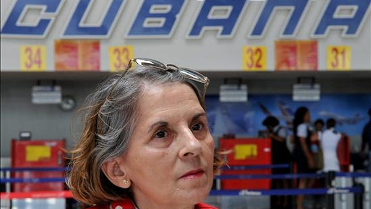 La neuróloga cubana Hilda Molina espera su turno para chequear su pasaje en el aeropuerto José Martí de La Habana (Cuba), poco antes de abordar un vuelo hacia Buenos Aires (Argentina). EFE