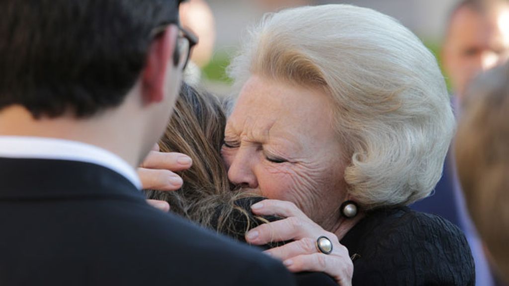 La reina Beatriz de Holanda se fundió en un abrazo con Miriam Ungría
