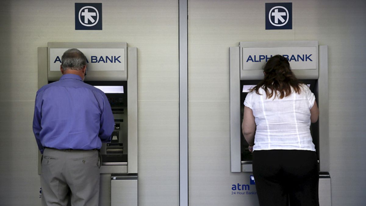 Varias personas sacan dinero de un banco en Grecia