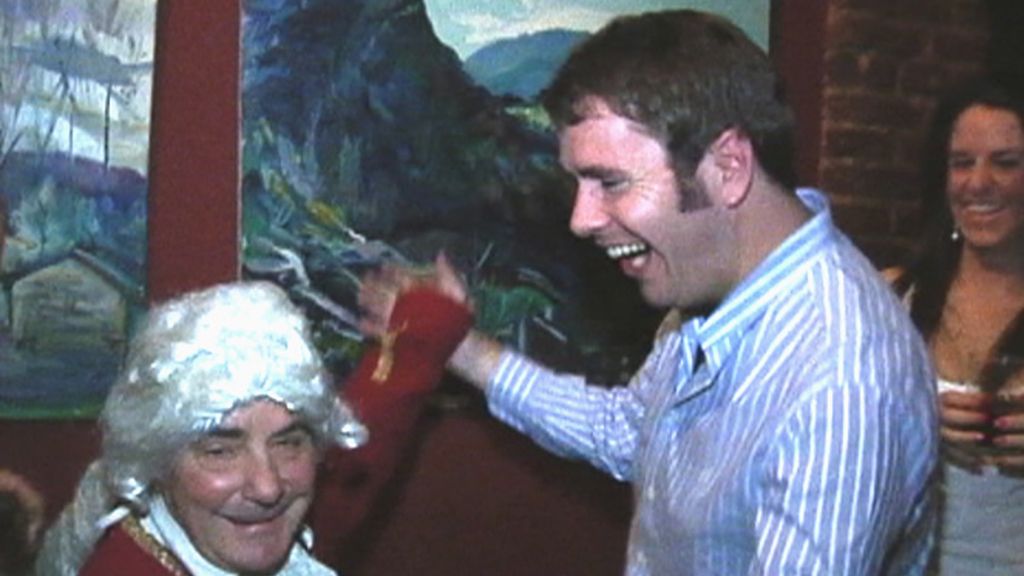 Carlos V recibiendo a los clientes que llegan a su bar