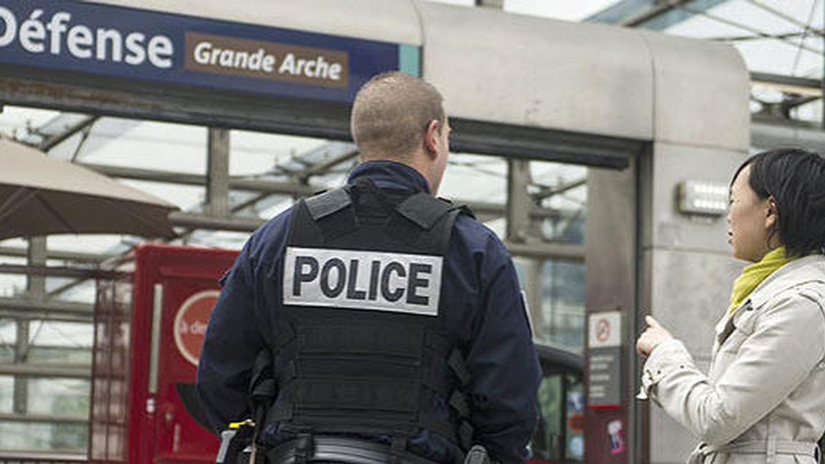 Un policía patrulla en el barrio de La Defense de París