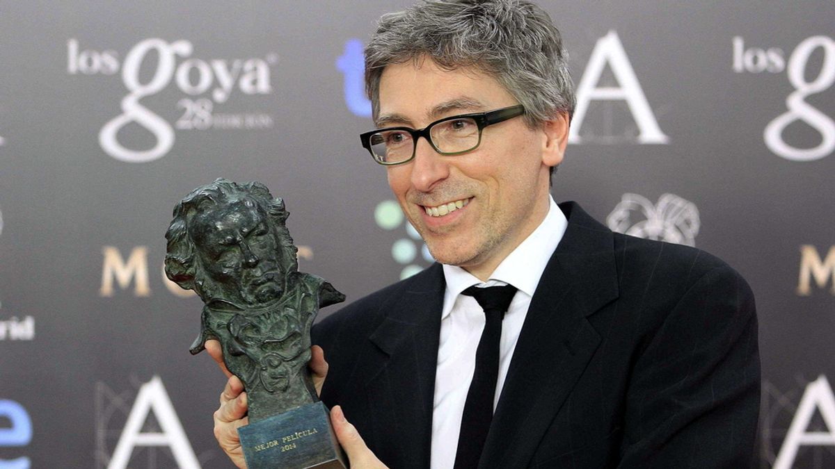 El realizador David Trueba tras recibir el Goya a la "Mejor película", por  'Vivir es facil con los ojos cerrados'