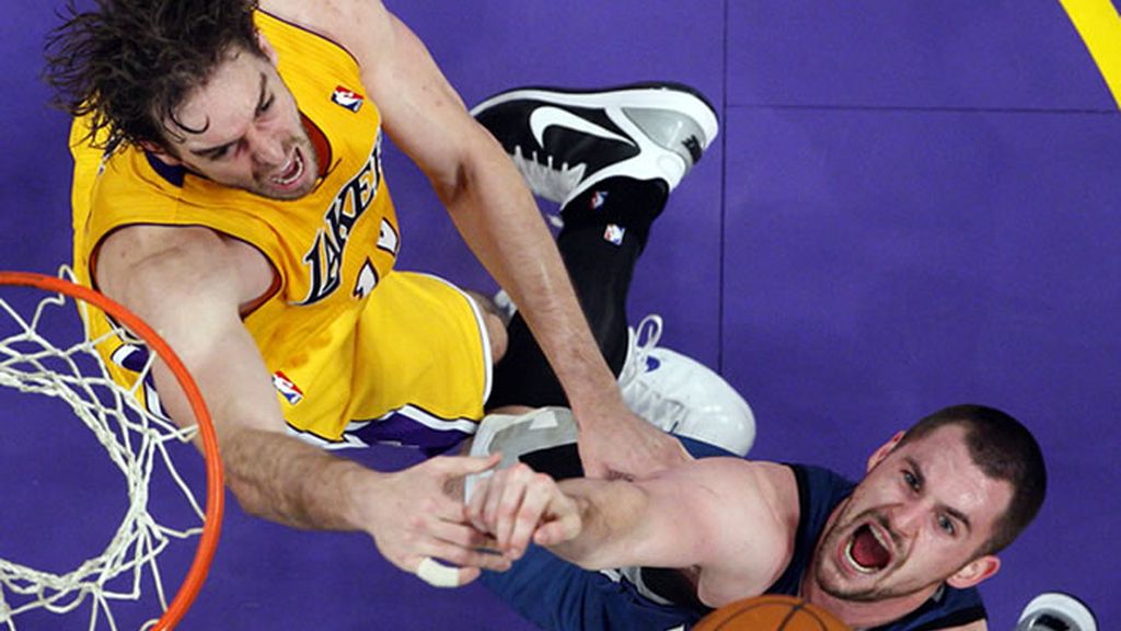 Pau Gasol y Love luchando por un rebote en el partido en el que Lakers consiguen su octava victoria consecutiva