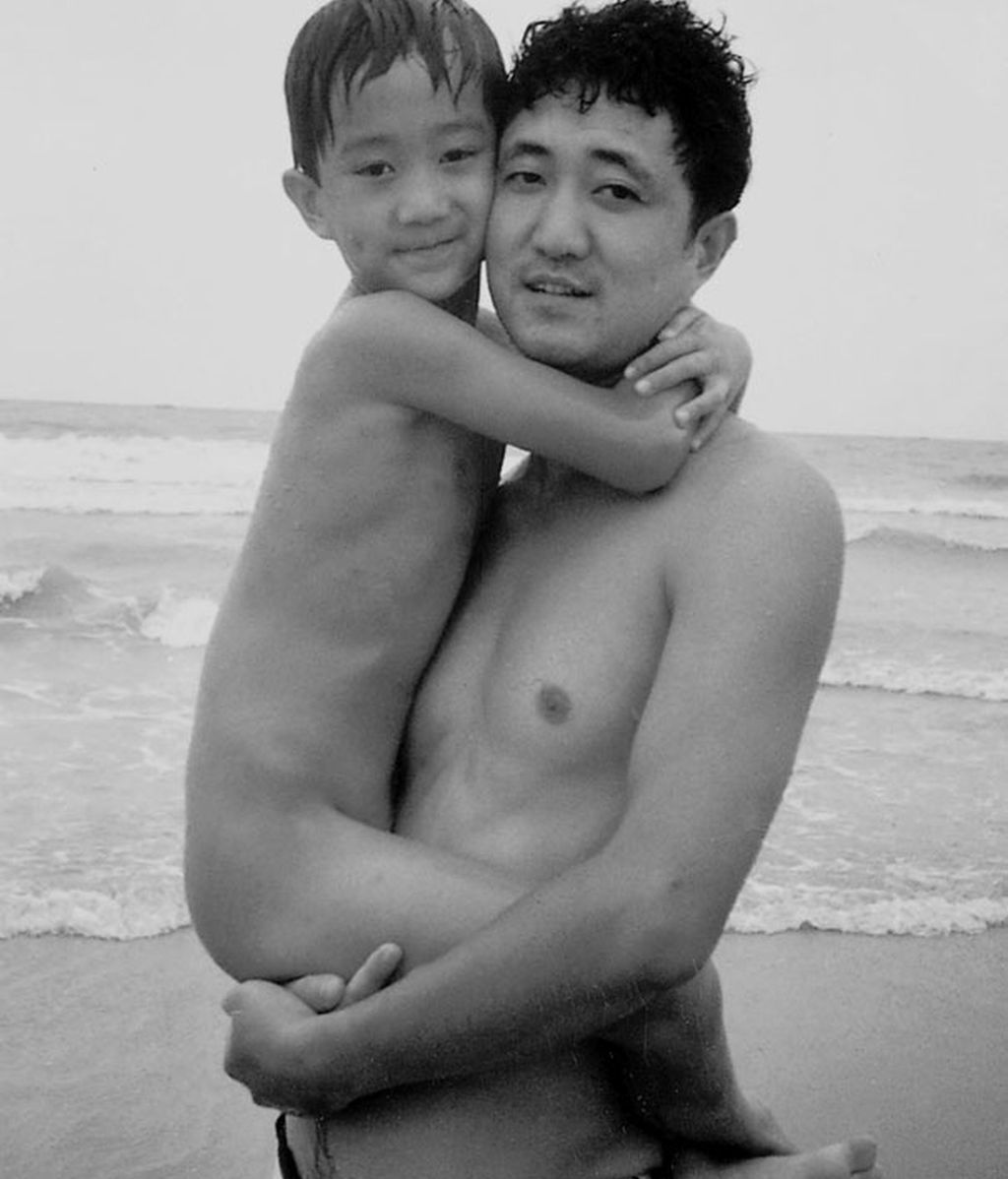 Un padre y un hijo se toman una fotografía en el año 1992