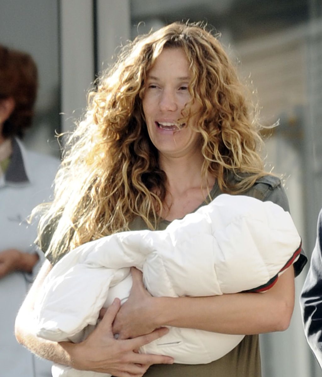 Blanca Cuesta y Borja Thyssen abandonan el hospital con su hijo Enzo