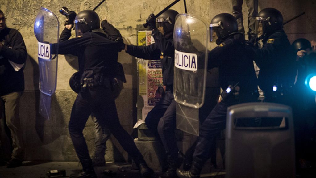 Graves disturbios tras la pacífica protesta contra la 'ley mordaza' en Madrid