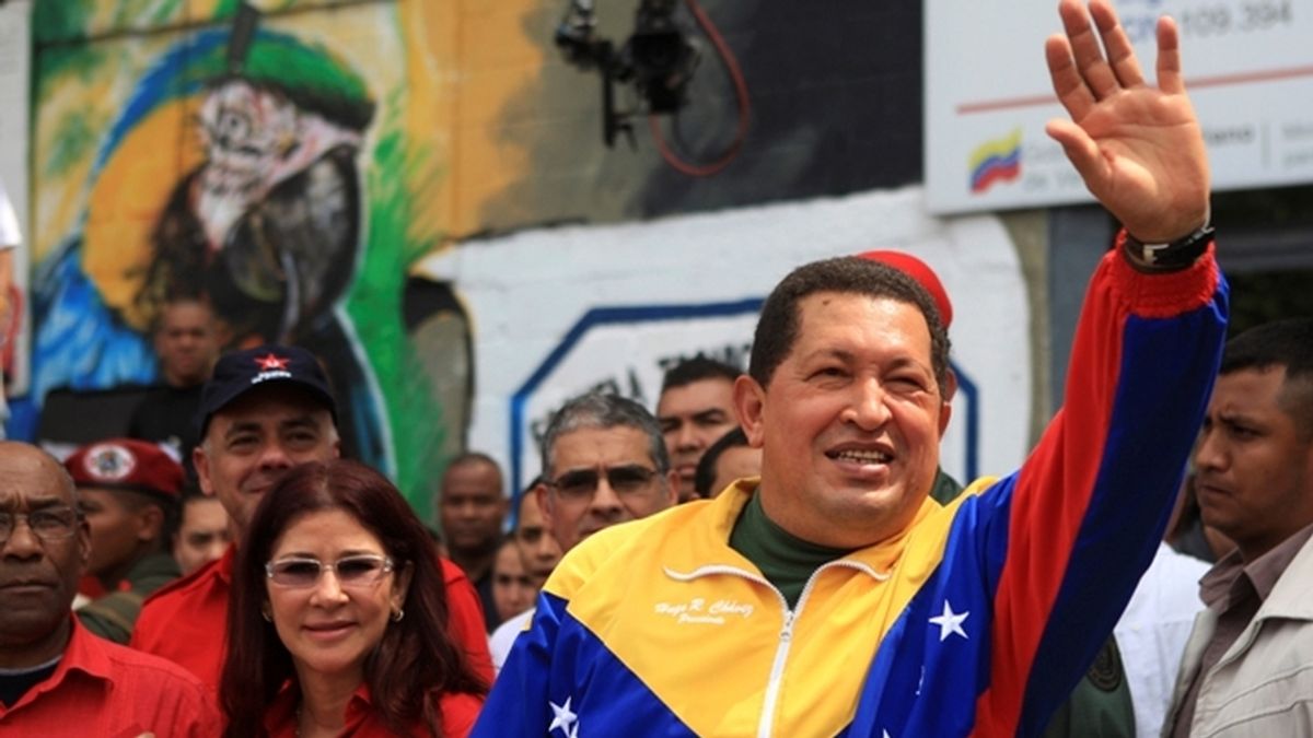 Chávez saluda tras votar