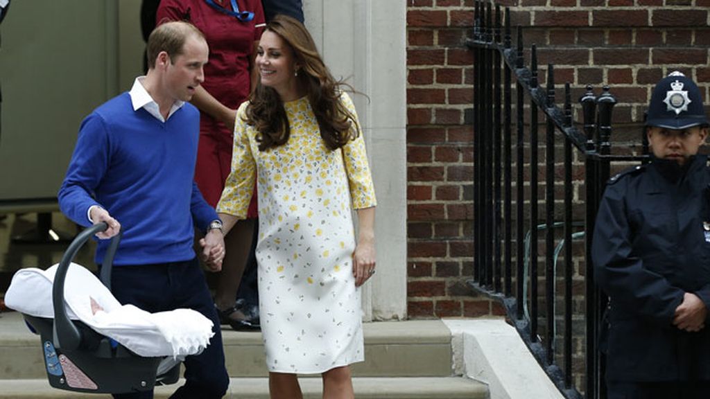 Alegre, natural y primaveral: la presentación de la princesita de Cambridge, al detalle