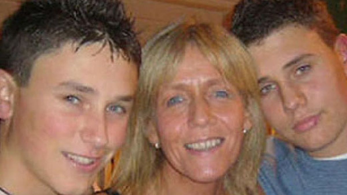 Robert, su madre y su hermano menor